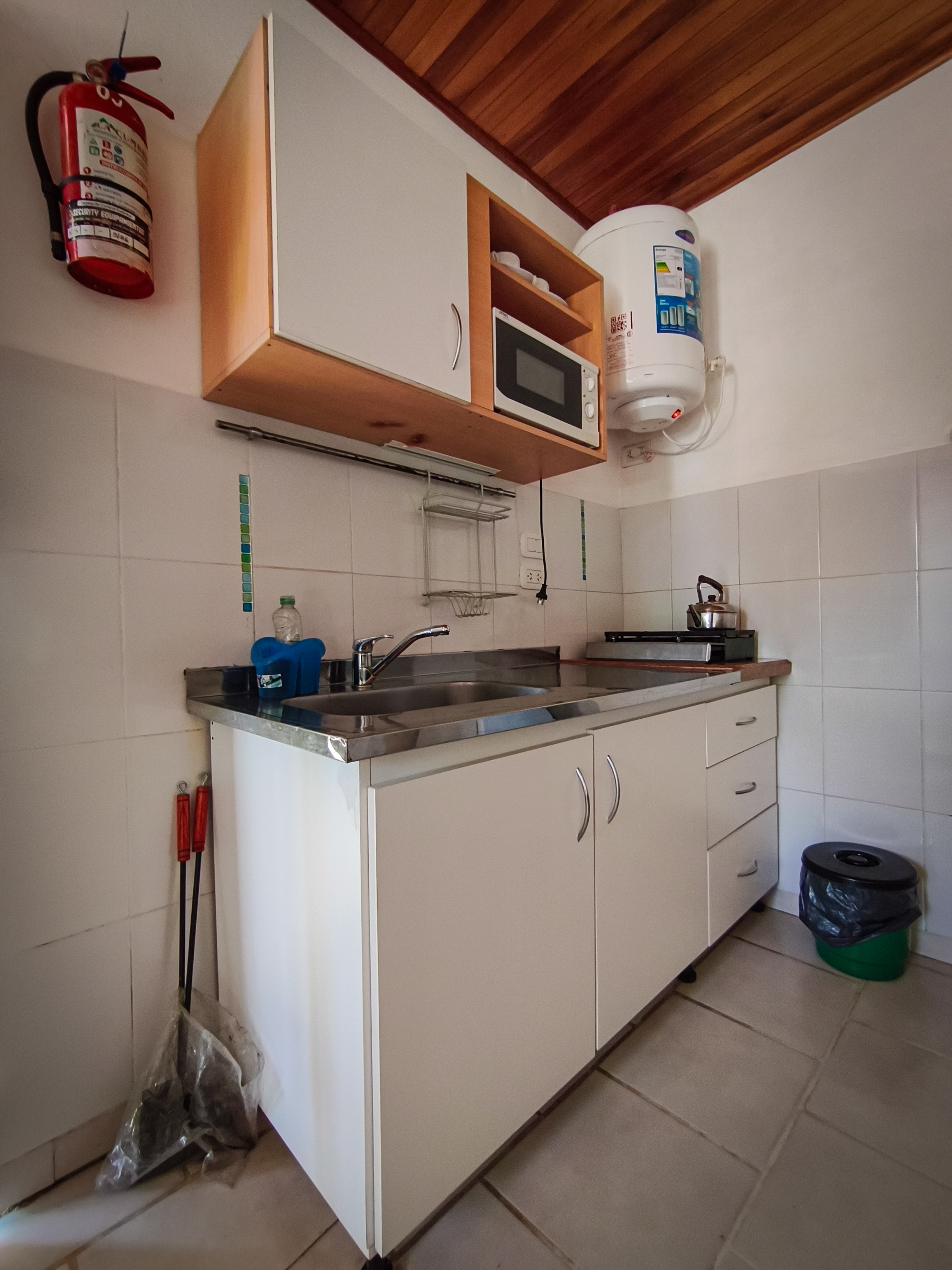 Vista exterior de bungalow con jardín - Colibrí EcoLodge